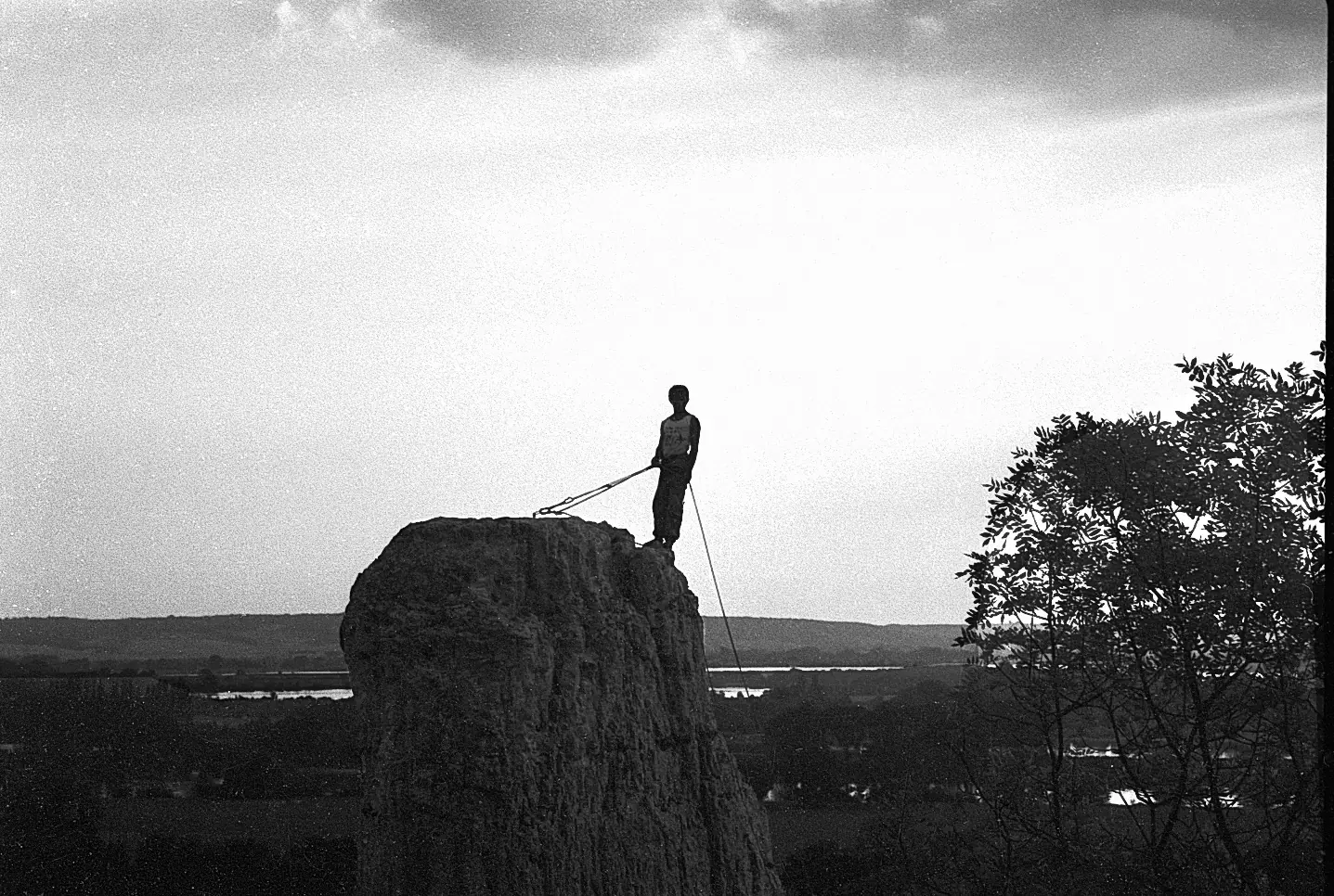 L'alpiniste de Normandie — debout sur le piton